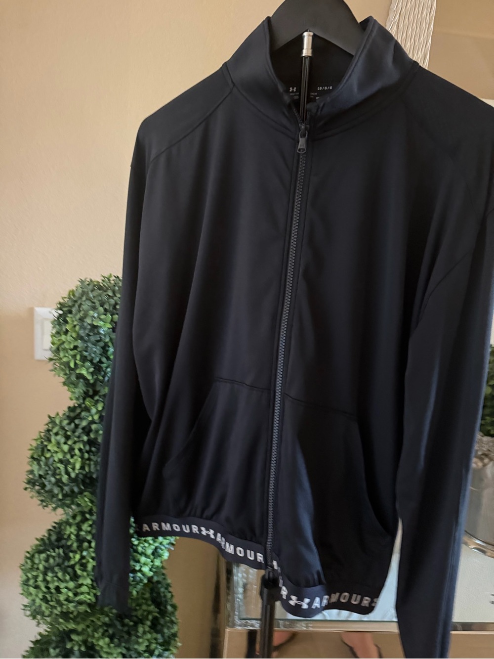 Under Armour Black Full-Zip Women’s Windbreaker with Logo Hem